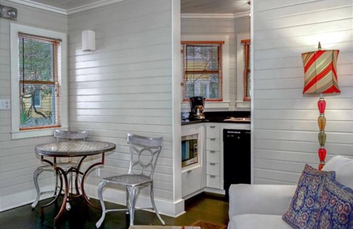 Seaside House | PERFECT FOR A COUPLE'S GETAWAYS! 2 MINUTE WALK TO POOL & BEACH