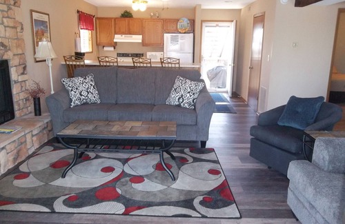 Lake Ozark Condo | Perfect for a Family, End Unit, Near the Swimming Pool!