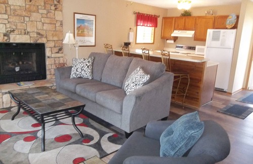 Lake Ozark Condo | Perfect for a Family, End Unit, Near the Swimming Pool!