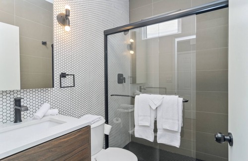 Pilsen Apartment | Perfect for a Hip and Romantic Getaway - This Chic Studio Offers the Best of the City by AllSet Turnover