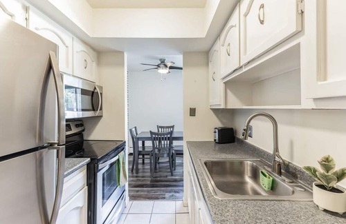 Ann Arbor Apartment | Perfect for Campus Visitors! Comfy Ann Arbor Apt