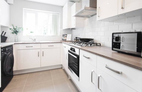 Smethwick House | PERFECT FOR CONTRACTORS! - NEXT TO BIRMINGHAM CITY CENTRE - EXQUISITELY BUILT 3-