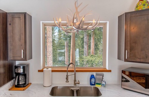 Valley of the Sun Cabin | Perfect for Couples, Beautiful Views & Decks, Fireplace - Crimson Cabin