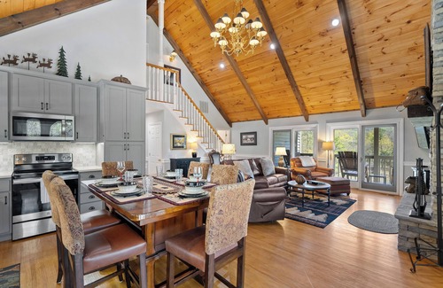 Gatlinburg - Pigeon Forge House | Perfect for Families! Pool Table, 2 Living Rooms & Smoky Mountain Views