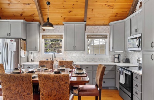 Gatlinburg - Pigeon Forge House | Perfect for Families! Pool Table, 2 Living Rooms & Smoky Mountain Views