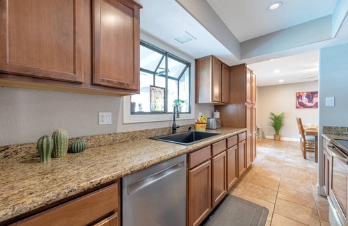 South Scottsdale House | Perfect for Families- Pet Friendly, Near Old Town, Private Pool/Hot Tub, BBQ grill, WIFI, FREE GOLF!