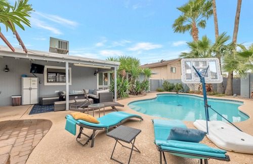 South Scottsdale House | Perfect for Families- Pet Friendly, Near Old Town, Private Pool/Hot Tub, BBQ grill, WIFI, FREE GOLF!