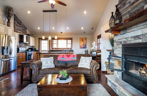 Emigrant Cabin | Perfect for Families Visiting Yellowstone ~ Hot Tub! Splendid Views! Chico