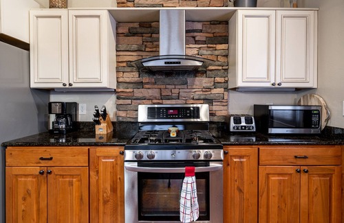 Emigrant Cabin | Perfect for Families Visiting Yellowstone ~ Hot Tub! Splendid Views! Chico