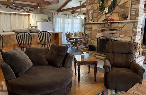 Pinetop Cabin | Perfect for family gatherings, escapes, retreats or seasonal vacations