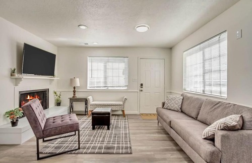 North Park House | Perfect For Large Groups - Fun 6BR with 2 Kitchens
