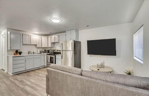 North Park House | Perfect For Large Groups - Fun 6BR with 2 Kitchens