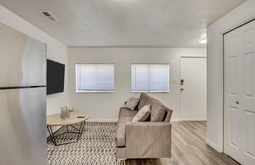North Park House | Perfect For Large Groups - Fun 6BR with 2 Kitchens
