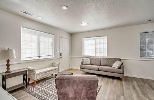 North Park House | Perfect For Large Groups - Fun 6BR with 2 Kitchens