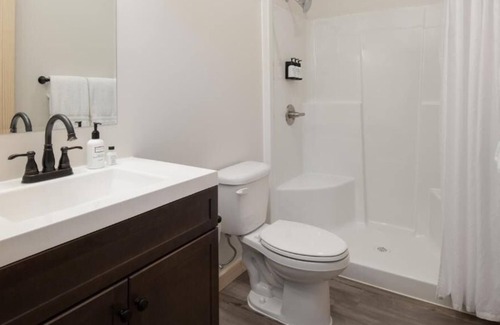 Boardman House | Perfect for the Families or Friends! 3 Spacious Rooms, Pool & Free Parking
