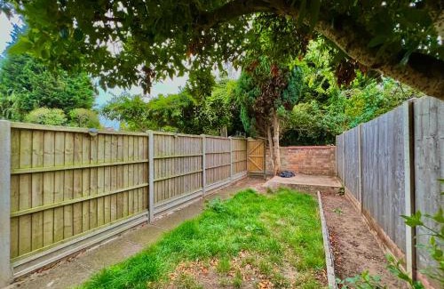 Coventry Apartment | Perfect for Work Trips & Families, Spacious 2BR, WiFi, Free Parking, Sleeps 5