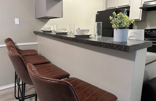 Sherman Apartment | Perfect for workers, great location, full kitchen, WiFi, 1 bedroom in quiet apt