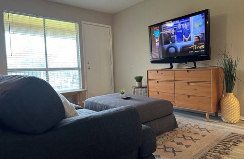 Sherman Apartment | Perfect for workers, great location, full kitchen, WiFi, 1 bedroom in quiet apt