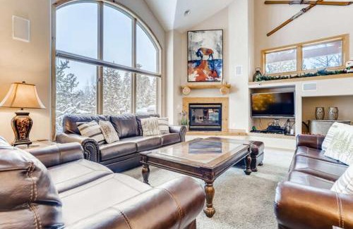 Three Peaks House | Perfect for Your Family Vacay with private hot tub! home