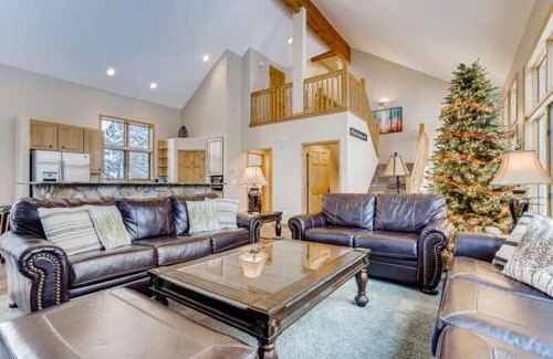 Three Peaks House | Perfect for Your Family Vacay with private hot tub! home