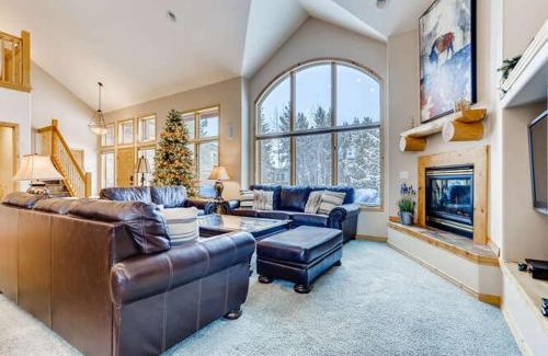 Three Peaks House | Perfect for Your Family Vacay with private hot tub! home