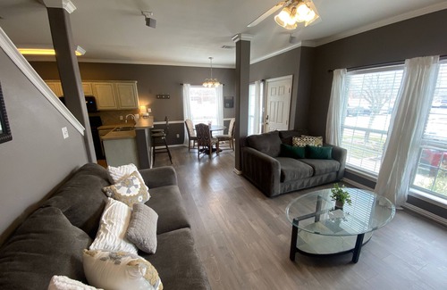 College Station House | Perfect Get-Away townhome across from Central Park