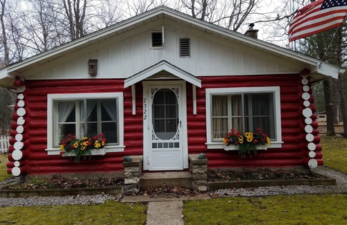 Fountain Cabin | Perfect getaway for couples ! close to Ludington or Baldwin.nn