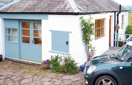 Muthill Cottage | Perfect getaway for two, in a picturesque setting.
