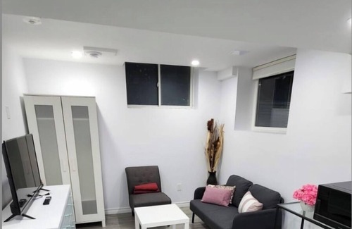 Welland House | Perfect Getaway near Niagara! *New & Modern unit*