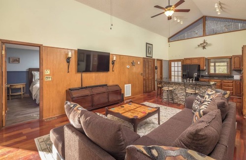 Chattanooga House | Perfect Getaway on the Water Beautiful Gorge Views Complimentary Kayaks & SUPs 11 miles to Downtown