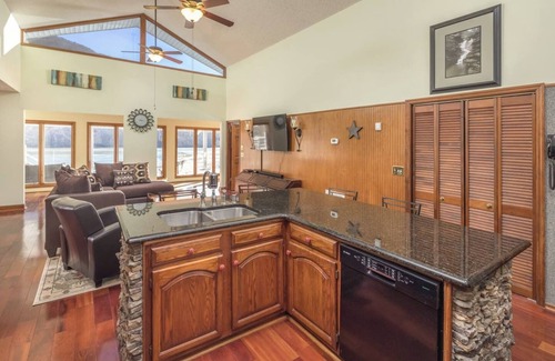 Chattanooga House | Perfect Getaway on the Water Beautiful Gorge Views Complimentary Kayaks & SUPs 11 miles to Downtown