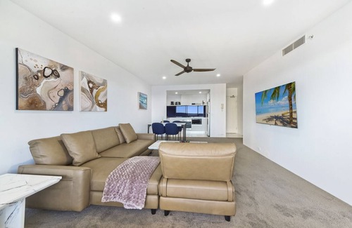 Surfers Paradise Apartment | Perfect holiday central to everything Ocean views