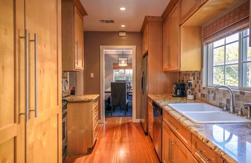 Hollywood House | Perfect Hollywood Getaway 2Bedroom/2 Bathroom with Free Parking (One Car Only)