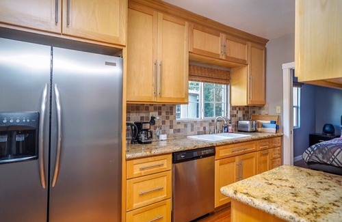 Hollywood House | Perfect Hollywood Getaway 2Bedroom/2 Bathroom with Free Parking (One Car Only)