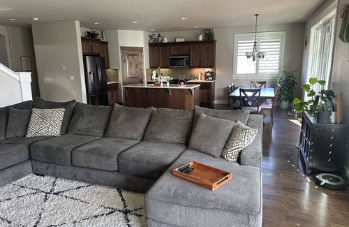 Eugene House | Perfect home away from home! Valley Views & close to town!