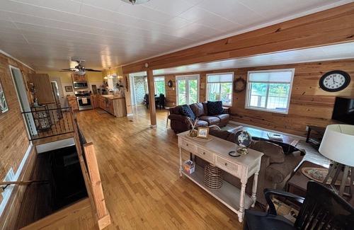 Danville House | Perfect Lakeside Retreat for Families and Friends, 8beds, Lake & Dock Access