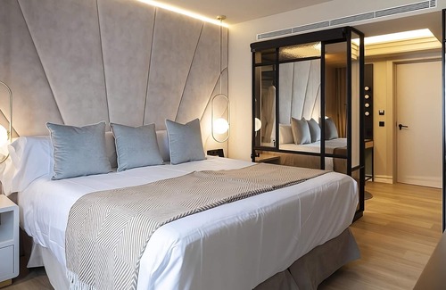 Sant Nicolau Hotel | Perfect Location for Getaway! Relaxing Room w/Large Window, King/2 Twin Bed