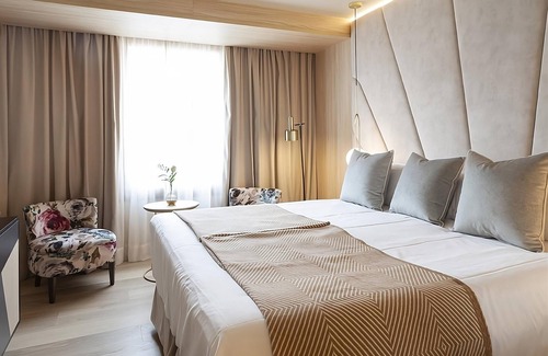 Sant Nicolau Hotel | Perfect Location for Getaway! Relaxing Room w/Large Window, King/2 Twin Bed