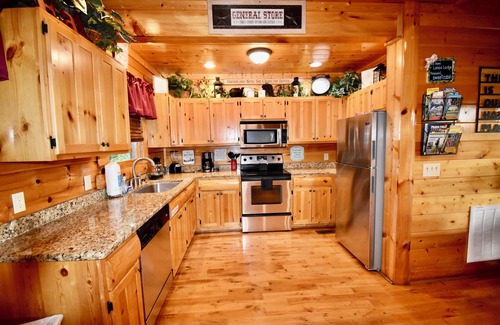 Gatlinburg - Pigeon Forge Cabin | PERFECT LOCATION! GORGEOUS BREATHTAKING VIEWS, SPACIOUS CABIN, FUN AND RELAXING.