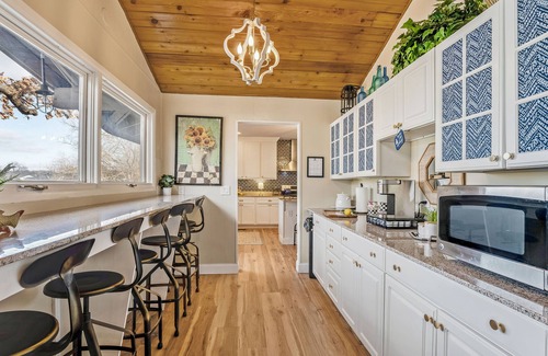Osage Beach House | PERFECT LOCATION+h2oToys+6 BDRMS+5 BTHRMS+3 FMLY RMS+2 KTCHNS+SWIM DOCK+Pets Ok