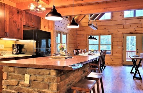 Carbon Hill Cabin | Perfect Location - High Quality Custom Log Cabin - Luxurious Amenities