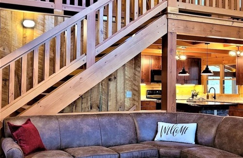 Carbon Hill Cabin | Perfect Location - High Quality Custom Log Cabin - Luxurious Amenities