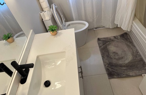 London Apartment | Perfect Location! Quiet City Home Near Venues, Shops & Restaurants