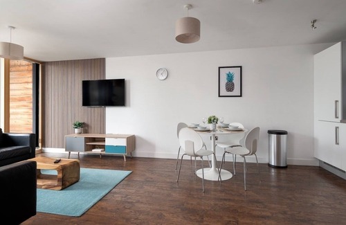Central Milton Keynes Apartment | Perfect MK Base: Quiet, Secure & Central! 20%off