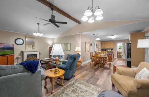 Townsend Cabin | Perfect mountain cottage ☎ Fire pit ☎ Gas Fireplace ☎ Screened Porch ☎ Secluded