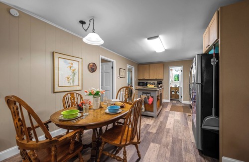 Townsend Cabin | Perfect mountain cottage ☎ Fire pit ☎ Gas Fireplace ☎ Screened Porch ☎ Secluded