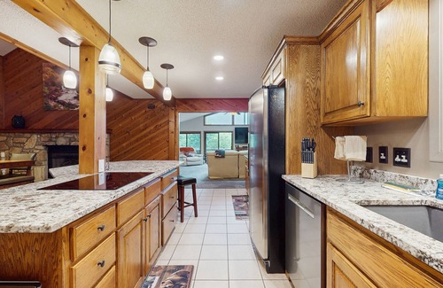 Maggie Valley House | Perfect Mountain Getaway W/Gas Fireplace,Full Kitchen, and Wifi | Dog Friendly
