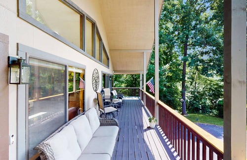 Maggie Valley House | Perfect Mountain Getaway W/Gas Fireplace,Full Kitchen, and Wifi | Dog Friendly