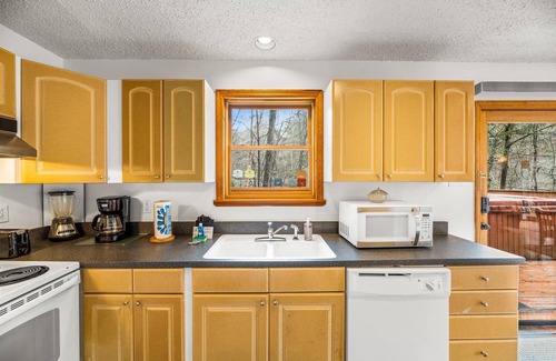 Gatlinburg Cabin | Perfect Mtn Cabin, King Beds, Hot Tub, 5 minute drive to downtown