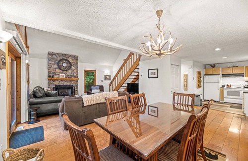 Gatlinburg Cabin | Perfect Mtn Cabin, King Beds, Hot Tub, 5 minute drive to downtown